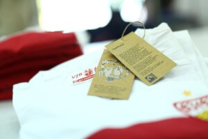 Merchandise-Textilien des VfB Stuttgart nach Fairtrade-Textilstandard zertifiziert