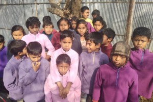 Kinder in Bangladesch mit Fleecejacken