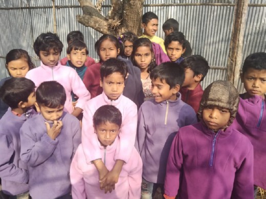 Kinder in Bangladesch mit Fleecejacken