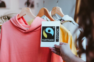 Grüner Knopf erkennt Baumwolle mit dem Fairtrade-Siegel an
