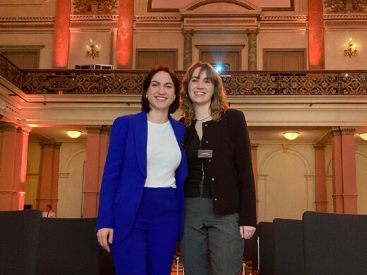 Das Foto zeigt die beiden Wilhelm-Lorch-Preisträgerinnen Alexandra Plewnia und Nora Müchler von der Hochschule Niederrhein. Copyright: Hochschule Niederrhein