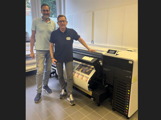 Foto HSNR: Prof. Dr. Mathias Muth und Dipl.-Ing. Joachim Rees vor dem neuen Epson Digitaldrucker.