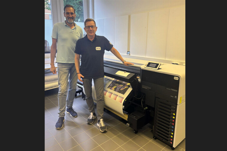 Foto HSNR: Prof. Dr. Mathias Muth und Dipl.-Ing. Joachim Rees vor dem neuen Epson Digitaldrucker.