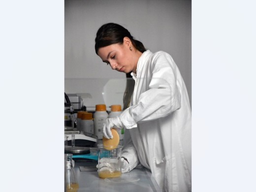 Foto: Jenny Bürger, Hendrik van Amstel | Die Gewinnung nachhaltiger textiler Rohstoffe aus bakterieller Cellulose ist Bestandteil des internationalen Verbundprojekts „DyeAnotherWay“. Foto: Jenny Bürger, Hendrik van Amstel