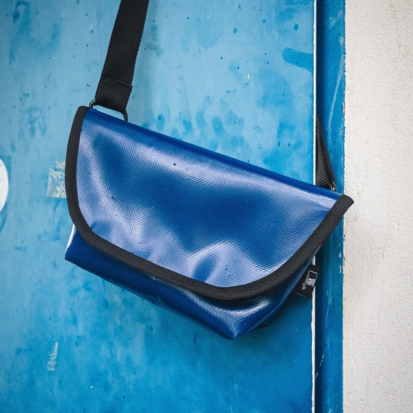 Eine Tasche aus dem Fanshop der Hertha BSC